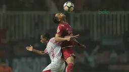 Duel pemain Persija Jakarta, Addison Alves  dengan pemain Persipura Jayapura, Tinus Pae pada lanjutan Liga 1 Gojek bersama Bukalapak di Stadion Pakansari, Bogor, (25/5/2018).  Persija menang 2-0. (Bola.com/Nick Hanoatubun)