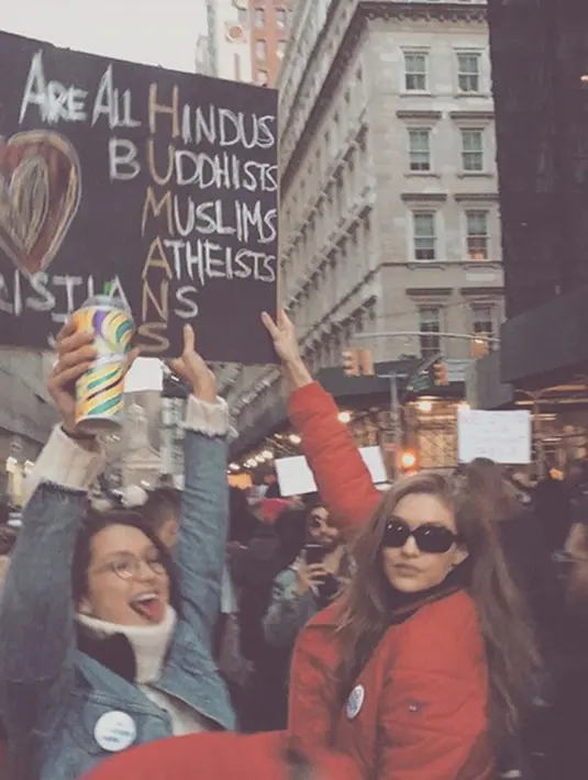 Turun ke jalan, mereka meneriakan 'No hate, no fear, immigrants are welcome here'. Keduanya pun tampil kasual. Gigi mengenakan jaket merah dan kaos hitam serta celana jeans berwarna gelap, lengkap dengan kacamata hitamnya. (Instagram/gigihadid)