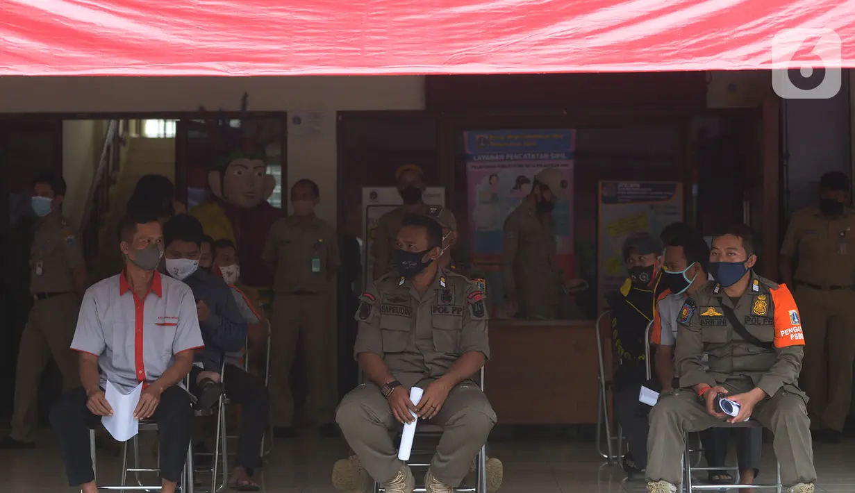 Pegawai kecamatan Sawah Besar menunggu giliran untuk melakukan tes usap (swab test) di Jakarta, Selasa (18/8/2020). Tes swab yang dilakukan terhadap seluruh pegawai kecamatan Sawah Besar itu sebagai upaya memutus mata rantai penyebaran Virus Corona Covid-19. (merdeka.com/Imam Buhori)