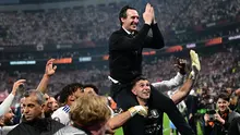 Emiliano Martinez menggendong Unai Emery setelah Aston Villa memastikan gelar juara Liga Europa. (YASIN AKGUL / AFP)