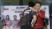 Ketum PP PBSI, Wiranto, saat menyambut kedatangan pasangan ganda putra Indonesia, Mohammad Ahsan/Hendra Setiawan, di Bandara Soekarno-Hatta, Tangerang, Selasa (27/8). Ahsan/Hendra meraih gelar pada Kejuaraan Dunia Bulutangkis 2019. (Bola.com/Yoppy Renato)