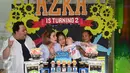 Nikita Mirzani bersama Azka ketika akan meniup lilin ulang tahun anak keduanya di Rumah Anyo, rumah bagi anak penderita kanker, Jakarta, Senin (3/10). Nikita mengatakan ingin mengajarkan Azka untuk berbagi dengan sesama (Liputan6.com/Herman Zakharia)