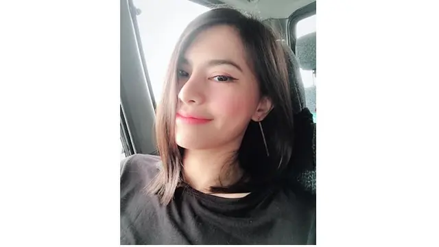Identik dengan rambut panjang, Grace sempat tampil dengan rambut pendek. Ia terlihat makin imut.