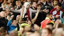 Pendukung The Hammers yang memicu keributan dengan para pendukung Chelsea saat pertandingan Piala Liga Inggris di Stadion London, Inggris (26/10). Pendukung West Ham menyanyikan lagu yang bernada homofobia untuk pemain Chelsea (Reuters/John Sibley)