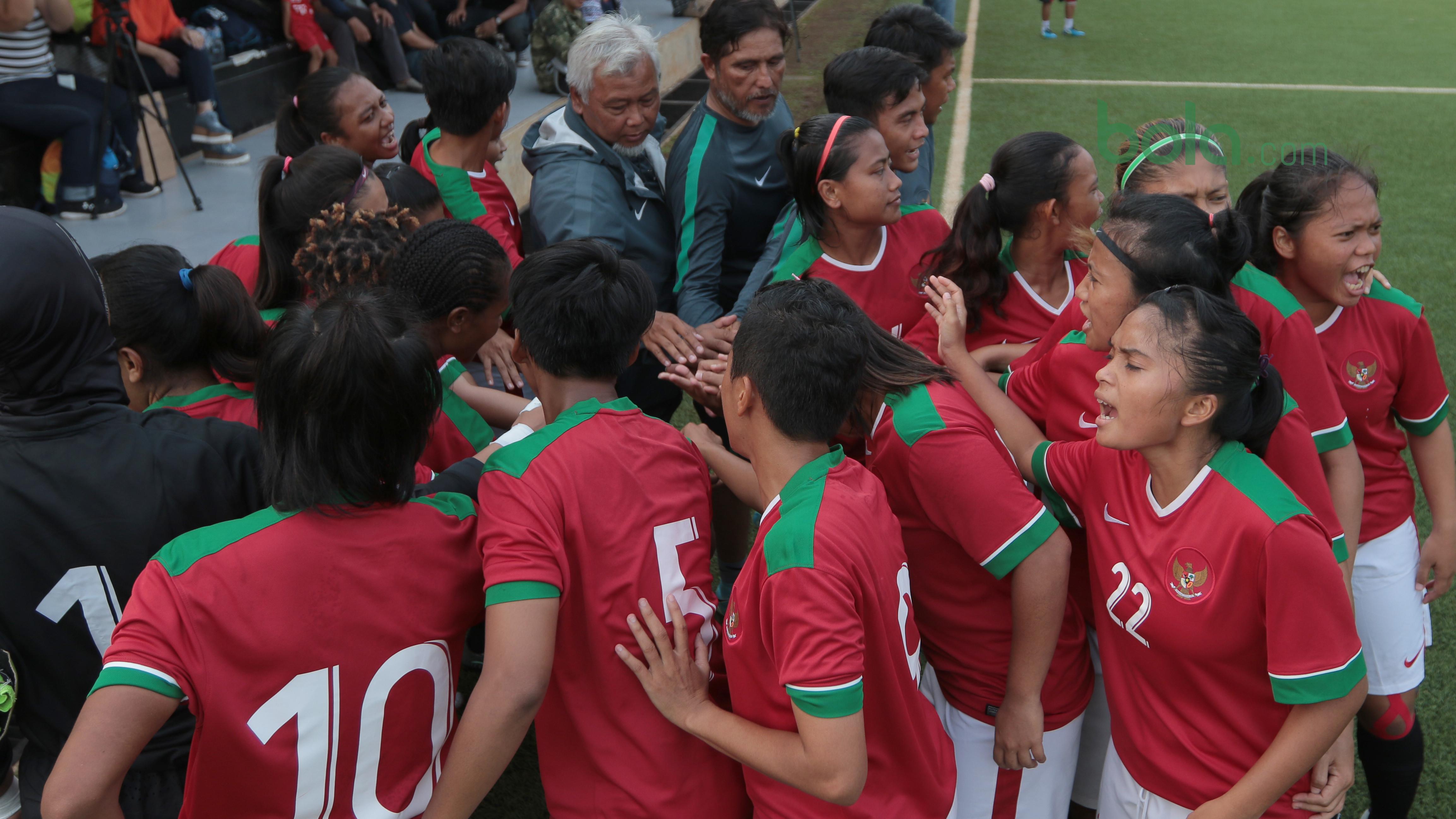 Pemain Timnas Wanita Indonesia saat melawan Legenda Indonesia pada laga uji coba di Lapangan ABC Senayan, Jakarta, Kamis (5/4/2018). Timnas Wanita Indonesia menang 3-2. (Bola.com/Nick Hanoatubun)