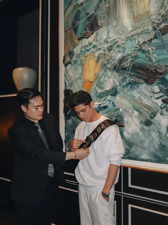 Tampil Kasual Serba Putih, Gaya Al Ghazali saat Dapat Kejutan Bro-dal Shower dari Para Sahabat