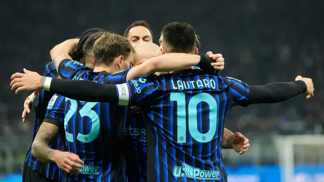Skuad Inter Milan merayakan golnya ke gawang Como di pekan ke-14 Serie A 2025/2026 di Giuseppe Meazza, Minggu (07/12/2025). (AP Photo/Luca Bruno)