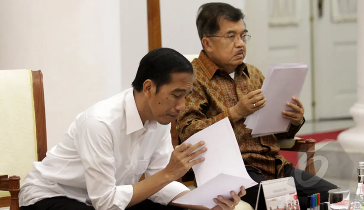 Presiden Joko Widodo dan Wakil Presiden Jusuf Kalla melihat berkas sebelum rapat bersama kabinet kerja di Istana Bogor, Jawa Barat, Senin (16/2/2015). (Liputan6.com/Faizal Fanani)