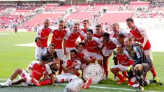 Pemain Arsenal berfoto bersama dengan trofi merayakan kemenangan usai mengalahkan Chelsea pada FA Community Shield di Wembley Stadium, Minggu (2/8/2015). Arsenal menang atas Chelsea dengan skor 1-0. (Reuters/Andrew Couldridge)