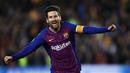 Striker Barcelona, Lionel Messi, melakukan selebrasi usai membobol gawang Manchester United pada laga Liga Champions 2019 di Stadion Camp Nou, Selasa (16/4). Barcelona menang 3-0 atas Manchester United. (AP/Manu Fernandez)