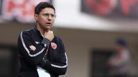 Pelatih PSM Makassar, Darije Kalezic, mengamati pemainnya saat melawan Lao Toyota FC pada laga Piala AFC 2019 di Stadion Pakansari, Bogor, Rabu (13/3). PSM menang 7-3 atas Lao. (Bola.com/M. Iqbal Ichsan)