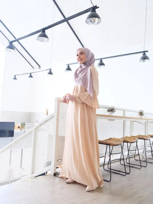 Mulai dari blus dan celana kain hingga gaun serta gamis. Banyak penggemarnya yang berkomentar dengan memjui kecantikan istri dari Gary Iskak ini. (Liputan6.com/IG/@richaiskak)