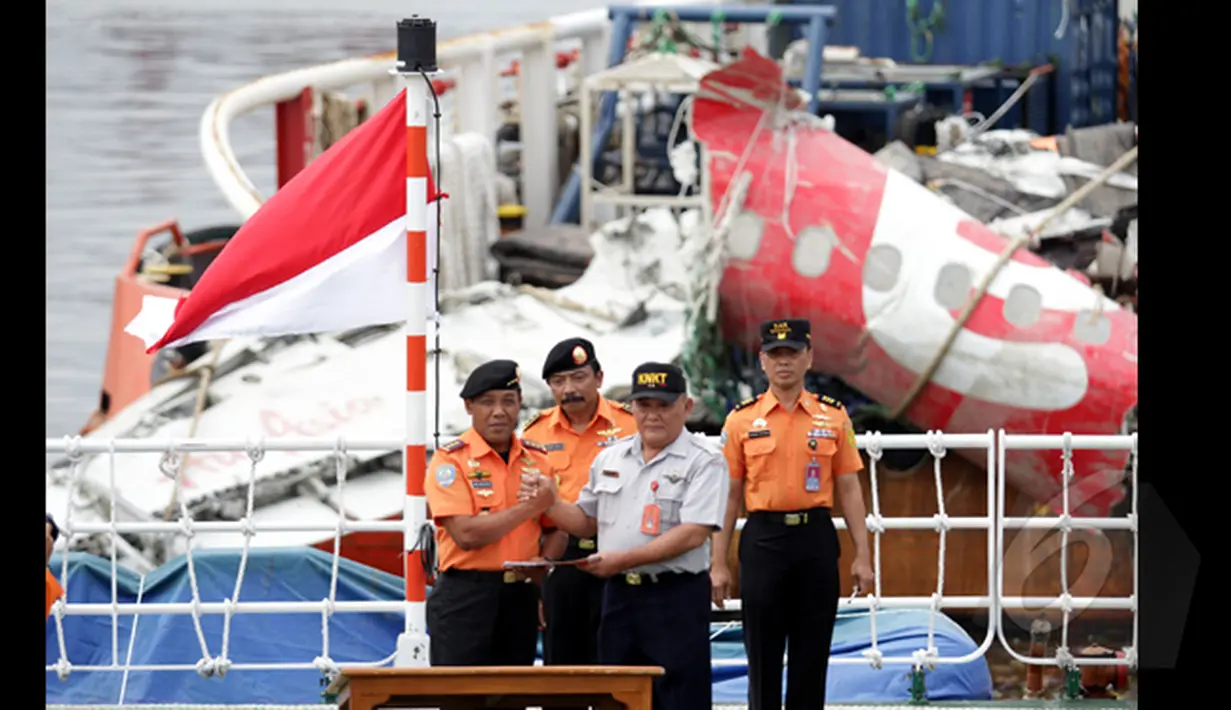 Badan SAR Nasional (Basarnas) resmi menyerahkan bangkai badan pesawat AirAsia QZ8501 ke Komite Nasional Keselamatan T‎ransportasi (KNKT) di Pelabuhan Tanjung Priok, Jakarta, Senin (2/3/2015).(Liputan6.com/Faizal Fanani)