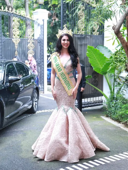 Dalam ajang Miss Grand International, perempuan 21 tahun itu berhasil menjadi yang pertama menyabet predikat tersebut dari Indonesia dan juga Asia. (Adrian Putra/Bintang.com)