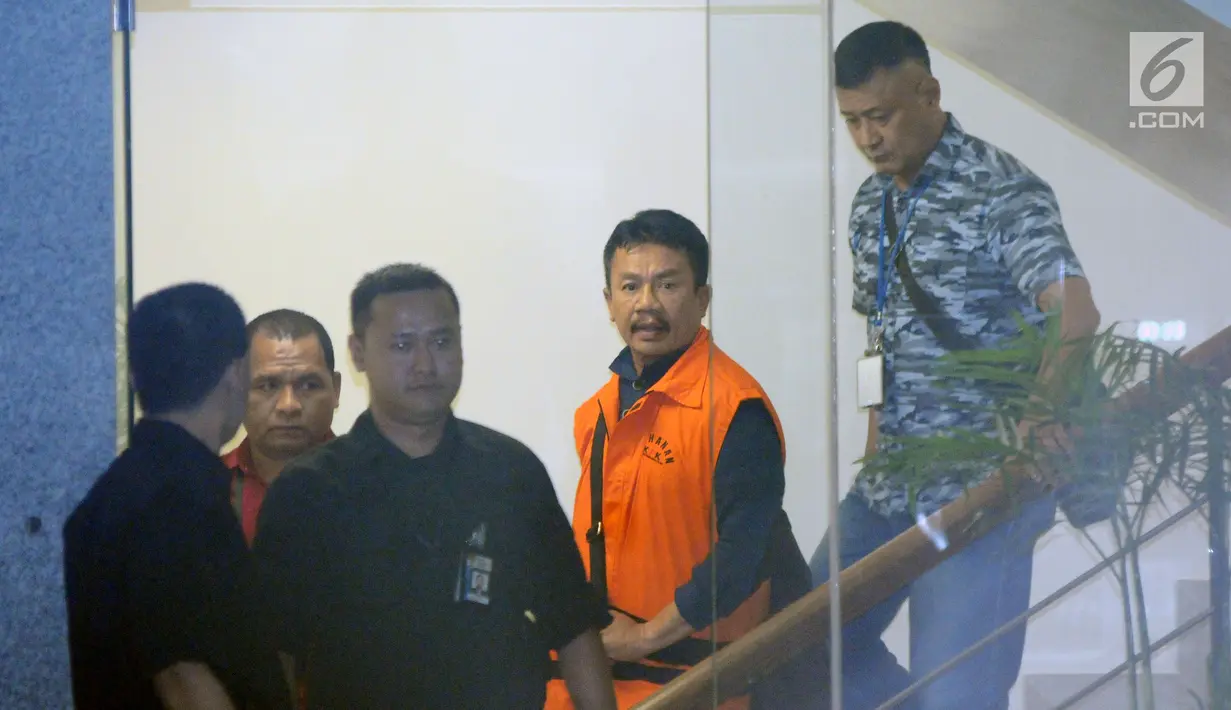 Bupati Jombang Nyono Suharli Wihandoko (kedua kanan) usai menjalani pemeriksaan di Gedung KPK, Jakarta, Minggu (4/2). Nyono menjadi tersangka dalam dugaan suap perizinan pengurusan jabatan di Pemkab Jombang. (Liputan6.com/Helmi Fithriansyah)