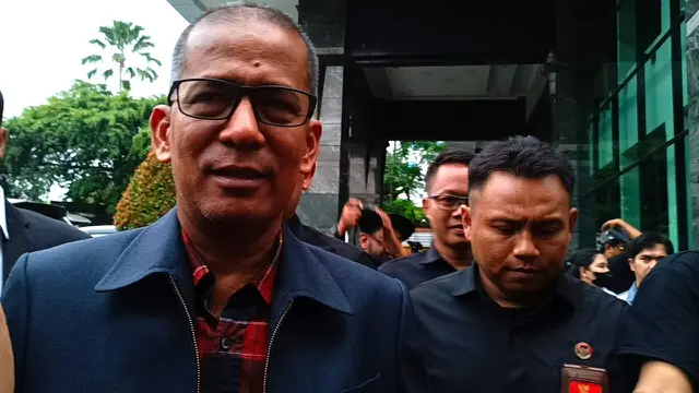 Wakil Ketua Hakim Mahkamah Konstitusi (MK) Saldi Isra usai diperiksa oleh Majelis Kehormatan Mahkamah Konstitusi (MKMK), Rabu (1/11/2023). (Merdeka.com/Lydia F)