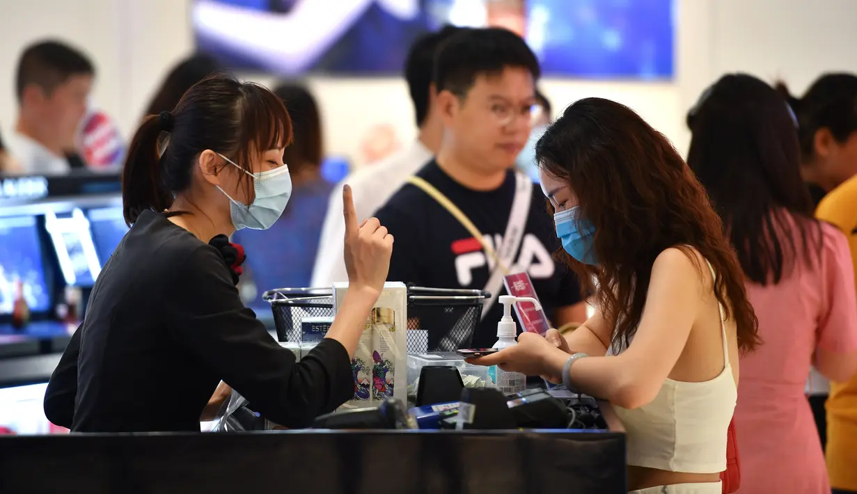 Para wisatawan berbelanja di toko bebas pajak (duty free) di Haikou, ibu kota Provinsi Hainan, China selatan (18/8/2020). Selama periode tersebut, sekitar 384.000 wisatawan mengunjungi pulau itu, naik 54,1 persen secara tahunan. (Xinhua/Guo Cheng)