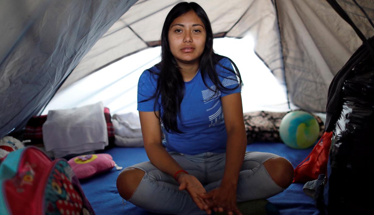 Imigran El Salvador Daniela Diaz (19) berpose di dalam tempat penampungan di Tijuana, Meksiko 6 April 2019. Rombongan migran Amerika Tengah mencapai kota perbatasan Meksiko -AS tersebut untuk mencari suaka akibat kekerasan, pembunuhan dan kemiskinan yang mengancam mereka. (REUTERS/Carlos Jasso)