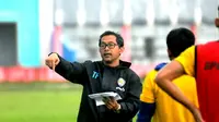 Aji Santoso memimpin sesi latihan Arema FC menjelang Trofeo Bhayangkara 2017. (Bola.com/Iwan Setiawan)
