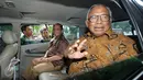 Plt Ketua KPK, Taufiqurahman Ruki memasuki mobil usai meninjau gedung baru Tipikor, Jakarta, Senin (16/11/2015) Kedatangan Ruki untuk mengetahui kesiapan serta kekurangan dari ruangan Para Jaksa KPK. (Liputan6.com/Helmi Afandi)