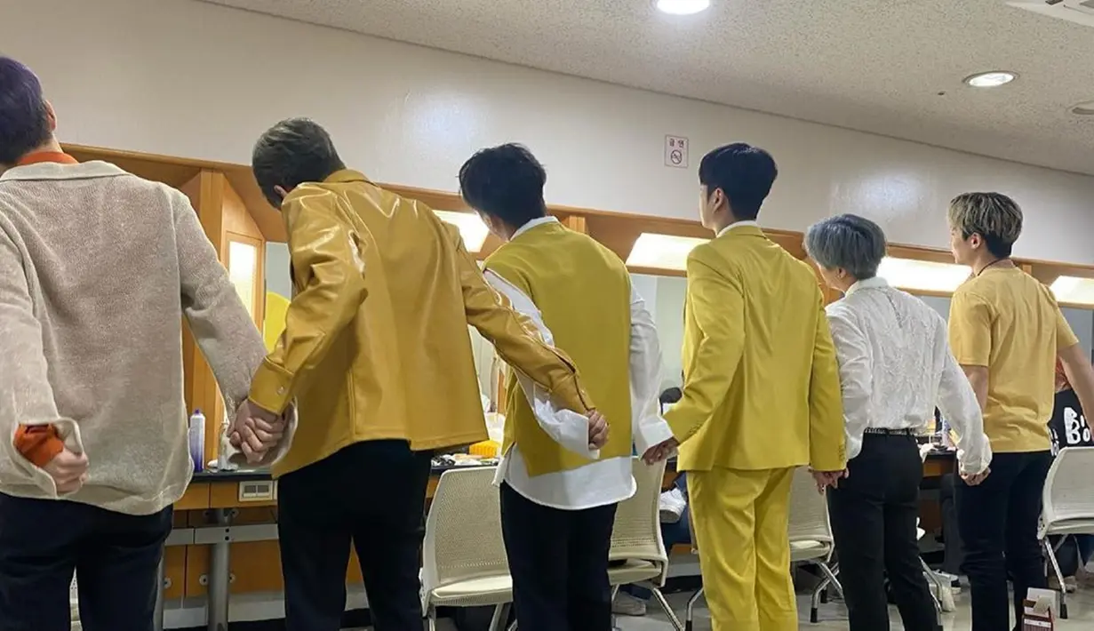 Alasan keenam member meninggalkan agensi karena kontrak eksklusif mereka dengan YG telah berakhir. Ini merupakan pertama kalinya, dalam 7 tahun sejak debut mereka akan meninggalkan YG. Kabar ini pun sudah dikonfirmasi oleh YG bahwa benar iKON meninggalkan agensi. (Liputan6.com/IG/@chan_w000)