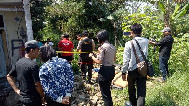 Sandal bocah tewas dalam karung ditemukan.