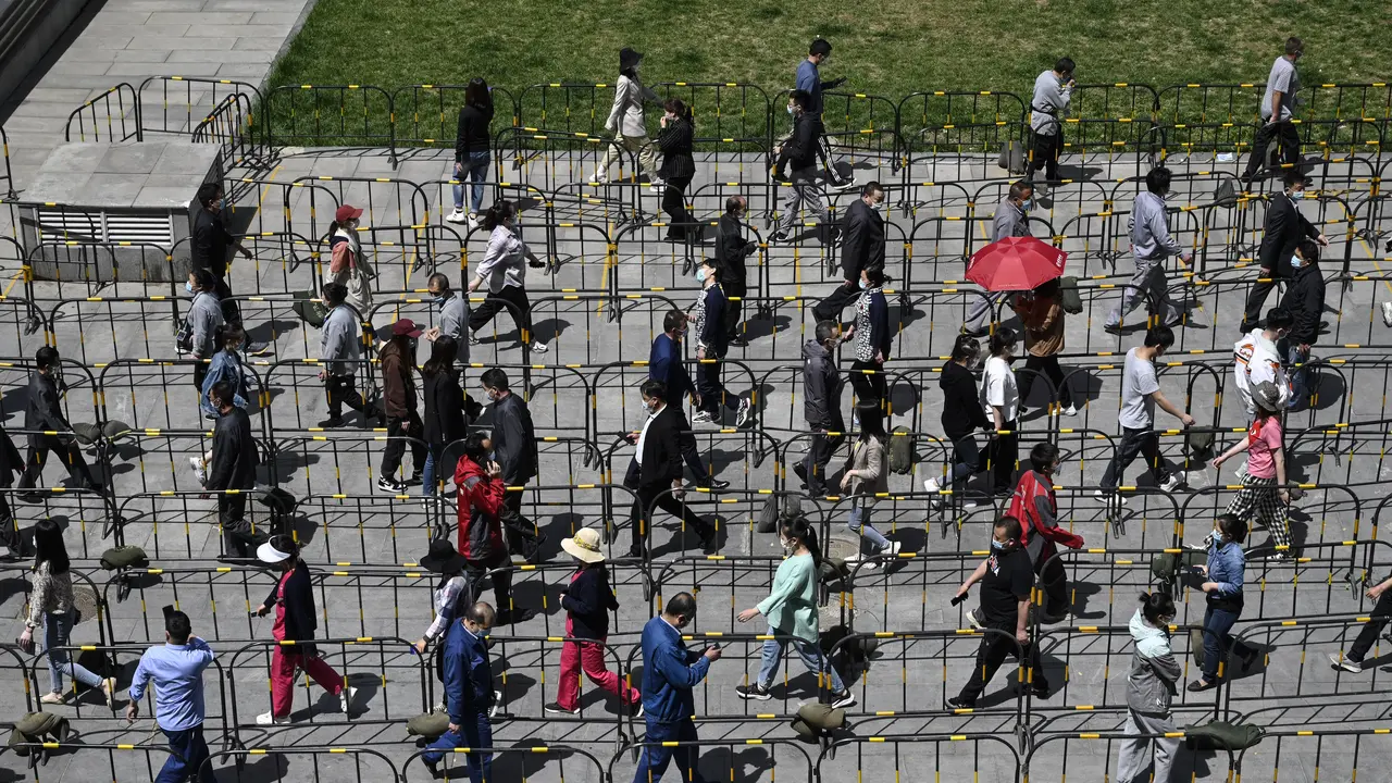 Antrean Warga Beijing Ikuti Pengujian Massal Covid-19. (Jade GAO/AFP)