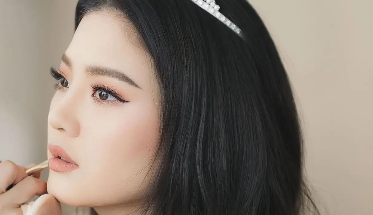 Kali ini, wajah Valencia dipoles dengan makeup nuansa coral yang lebih soft dan natural.