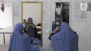 Pekerja melakukan pengetesan jilbab yang selesai diproduksi di home industri busana muslim Albarizk UMMA di kawasan Beji, Depok, Selasa (12/4/2022). Sekitar 6000 potong jilbab dan busana muslim diproduki dalam satu minggu dengan harga mulai dari 120ribu hingg 750ribu. (merdeka.com/Arie Basuki)