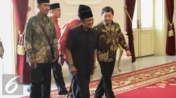Mantan  Presiden Ke-3 RI BJ Habibie berjalan masuk menghadiri jamuan makan siang di Istana Merdeka, Jakarta, Selasa (13/10/2015). Habibie datang ditemani Anggota Wantimpres Suharso Monoarfa dan beberapa pengawal pribadinya. (Liputan6.com/Faizal Fanani)