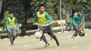 Pemain Timnas Indonesia U-16, Andre Oktaviansyah, menggiring bola saat latihan di Lapangan Atang Sutresna, Cijantung, Selasa (12/9/2017). Latihan tersebut untuk persiapan kualifikasi Piala Asia U-16 di Thailand. (Bola.com/M Iqbal Ichsan)