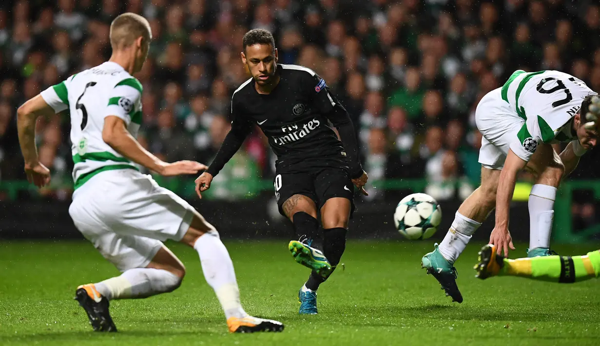 Pemain PSG, Neymar melakukan tendangan ke gawang Celtic pada pertandingan perdana fase grup Liga Champions di Stadion Celtic Park, Selasa (12/9). Paris Saint-Germain pesta lima gol ke gawang Celtic. (FRANCK FIFE / AFP)