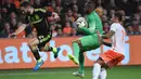 Kiper Belanda, Kenneth Vermeer menangkap bola dari kejaran pemain Spanyol Daniel Carvajal pada laga persahabatan di Amsterdam Arena, Belanda, Rabu (1/4/2015). Belanda menang 2-0 atas Spanyol. (AFP PHOTO/Emmanuel Dunand)