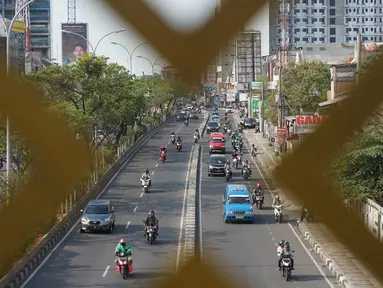 Kendaraan melintasi Jalan Margonda Raya, Depok, Jawa Barat, Selasa (20/11/2019). Badan Pengelola Transportasi Jabodetabek (BPTJ) menetapkan ruas Jalan Margonda Raya menjadi jalan berbayar melalui sistem electronic road pricing (ERP) pada akhir 2020. (Liputan6.com/Immanuel Antonius)