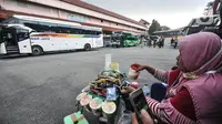 Pedagang berada di Terminal Kampung Rambutan, Jakarta, Senin (18/4/2022). Kepala Terminal Kampung Rambutan Yulza Romadhoni memprediksi harga tiket bus AKAP akan mengalami kenaikan 50 hingga 100 persen dari harga normal yang terjadi H-7 Lebaran. (merdeka.com/Iqbal S. Nugroho)