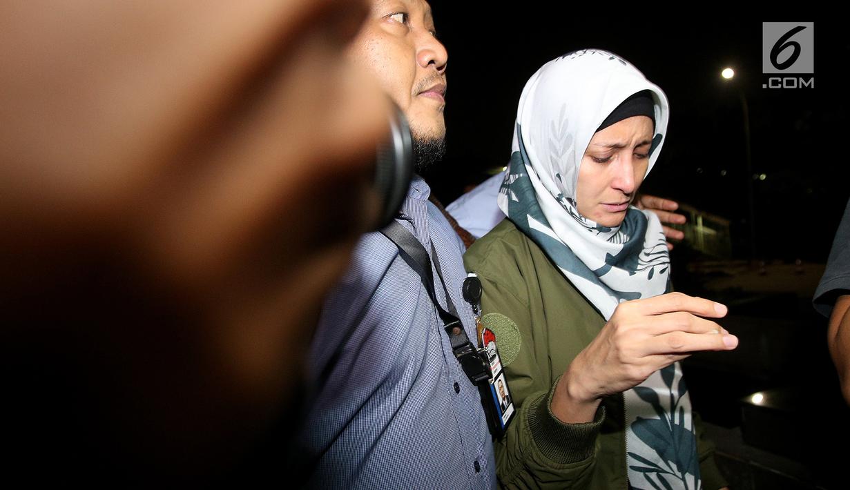 Inneke Koesherawati usai menjalani pemeriksaan terkait OTT Kalapas Sukamiskin Wahid Husein, di Gedung KPK, Jakarta, Sabtu (21/7). KPK mengamankan Inneke di kawasan Menteng terkait dugaan suap suaminya. (Liputan6.com/HO/Udin)