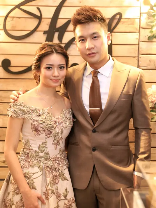 Proses lamaran itu sebagai tingkatan lebih serius dalam menjalani hubungannya. Meski masih merahasiakan kapan akan meresmikan, pasangan ini akan menikah pada tahun ini. Berbagai persiapan telah dilakukan. (Adrian Putra/Bintang.com)