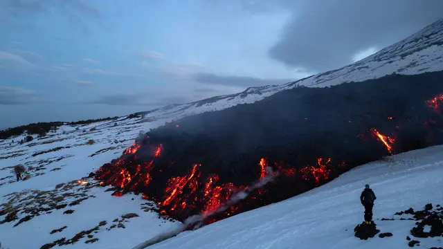 Tak Hanya di Indonesia, Ribuan Turis Bencana Juga Datangi Gunung Etna yang Sedang Erupsi