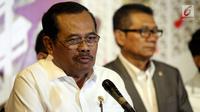 Jaksa Agung HM Prasetyo memberikan keterangan pers usai melakukan pertemuan di Kejaksaan Agung, Jakarta, Kamis (13/7). Pertemuan antasa Pansus dan Jaksa Agung tersebut berlangsung tertutup dengan membahas sejumlah persoalan. (Liputan6.com/Johan Tallo)