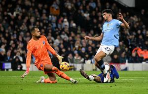 Kiper Chelsea,&nbsp;Robert Sanchez, bekerja keras mengawal gawang timnya agar tak kebobolan saat bersua Manchester City pada laga pekan ke-23 Premier League di Stadion Etihad, Minggu (26/01/2025) dini hari WIB. The Blues pun akhirnya keok 1-3 dari Man City. (AFP/Oli Scarff)