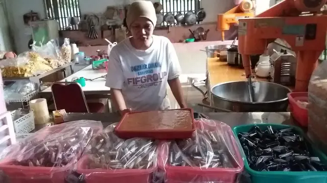 Sukini dan jenang kopi Banjarnegara. (Foto: Liputan6.com/Muhamad Ridlo)