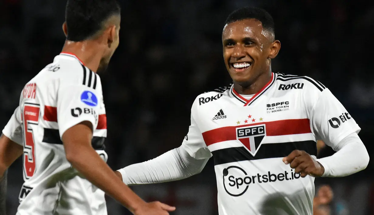 Pada musim panas 2022 ini, Arsenal telah terlebih dahulu mendatangkan wonderkid asal Brasil, Marquinhos. Ia digaet oleh The Gunners dengan harga 3,5 juta euro dari Sao Paulo. Sang pemain kabarnya diplot sebagai bagian dari proyek jangka panjang bersama deretan pemain muda lain, seperti Bukayo Saka, Gabriel Martinelli, dan Emile-Smith Rowe. (AFP/Fernando Cartagena)