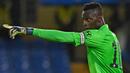 Edouard Mendy. Kiper Chelsea berusia 29 tahun ini baru saja terpilih sebagai kiper terbaik di Liga Champions musim lalu. Gawang Chesea kemungkinan akan mendapat banyak gempuran di Anfield, sehingga The Blues butuh aksi-aksi gemilang untuk mengamankan gawangnya. (Foto: AFP/Glyn Kirk)