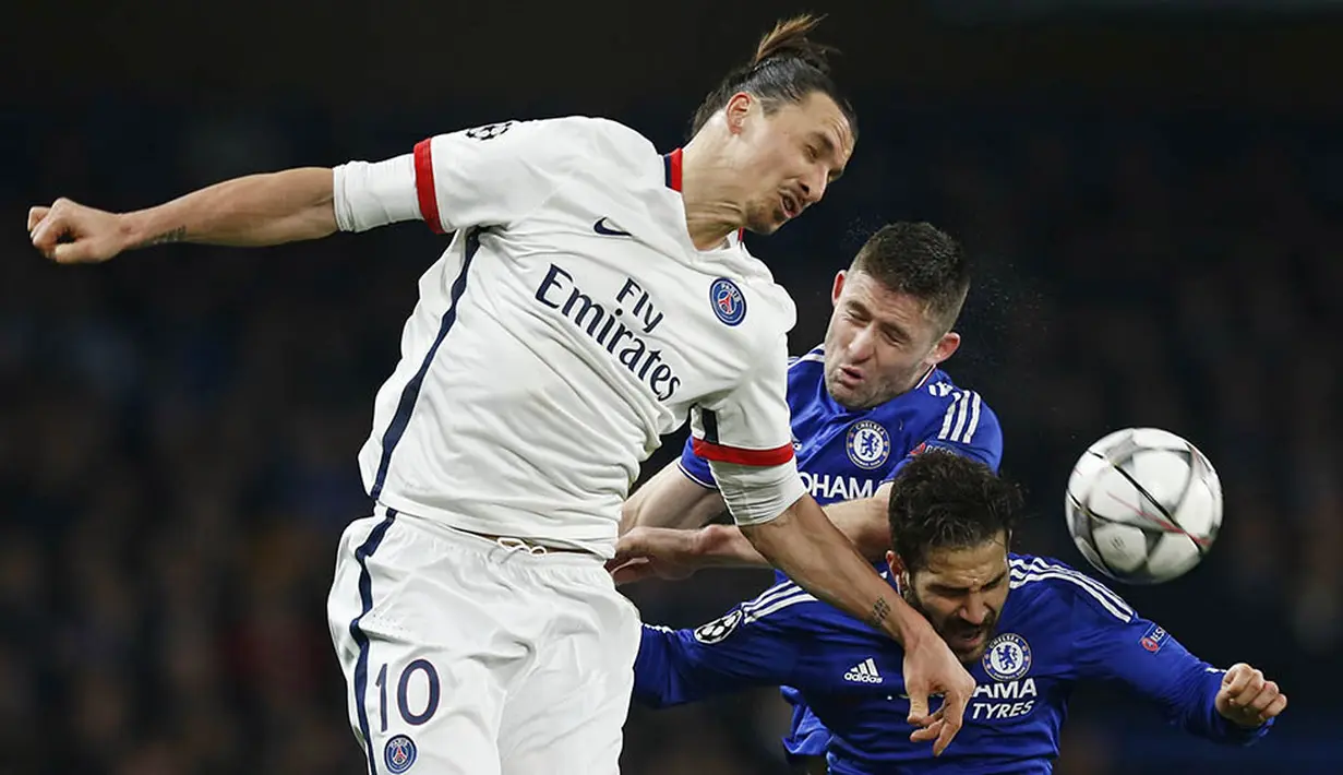 Striker PSG, Zlatan Ibrahimovic, duel udara dengan bek Chelsea, Gary Cahill. Zlatan Ibrahimovic menjadi bintang pada laga ini dengan sumbangan sebuah gol dan assist. (Reuters/Eddie Keogh)