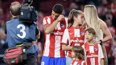 Momen mengharukan terjadi saat Luis Suarez melakukan perpisahan dengan pemain dan suporter Atletico Madrid. Meski hanya dua tahun berada di Wanda Metropolitano namun pemain Timnas Uruguay tersebut mampu mempersembahkan gelar La Liga untuk Los Rojiblancos. (AFP/Jose Jordan)
