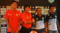 Aji Santoso dan M. Zein Alhadad bertemu lagi dalam kapasitas mereka sebagai pelatih Persela dan Persija. (Bola.com/Iwan Setiawan)