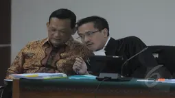 Terdakwa Brigjen Pol Didik Purnomo bersama kuasa hukumnya saat sidang lanjutan agenda mendengarkan keterangan saksi di Pengadilan Tipikor Jakarta, Kamis (5/2/2015). (Liputan6.com/Herman Zakharia)
