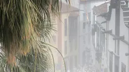 Orang-orang yang berselimut bedak ambil bagian dalam karnaval jalanan 'Los Indianos' di Santa Cruz de la Palma, Spanyol, Senin (4/3). 'Los Indianos' atau dikenal dengan festival kaum Indian dan sekarang dikenal dengan pesta putih. (DESIREE MARTIN/AFP)