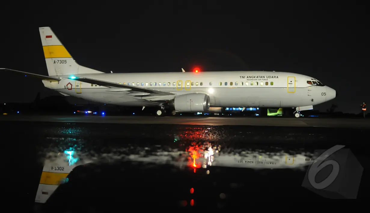 Tim evakuasi WNI dari wilayah Yaman diberangkatkan menggunakan pesawat Boeing 737-400 milik TNI AU, Lapangan Udara Halim Perdana Kusuma, Jakarta, Kamis (2/4/2015). (Liputan6.com/Herman Zakharia)
