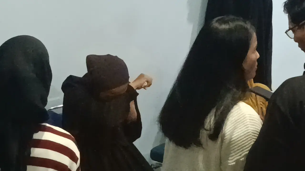 Salah satu korban jatuhnya pesawat di kawasan BSD tak bisa membendung tangis saat tiba di RS Polri.